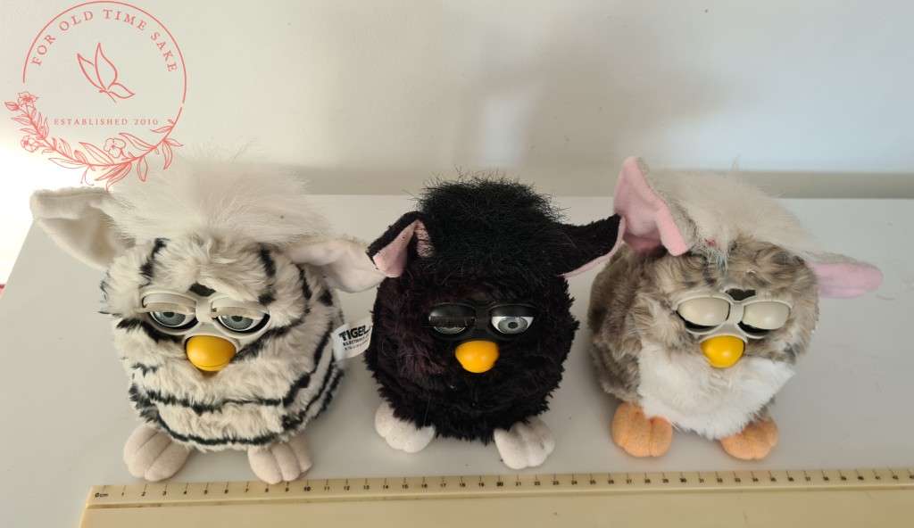 Lot Vintage Furbies, not coming on (not sure if my batteries are to weak, but selling as is)
