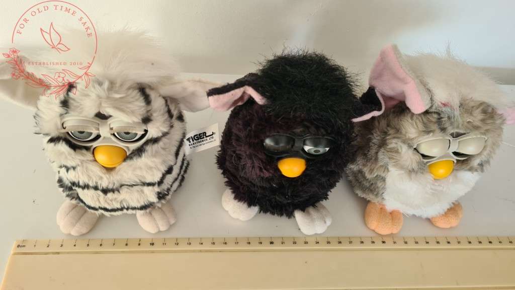 Lot Vintage Furbies, not coming on (not sure if my batteries are to weak, but selling as is)