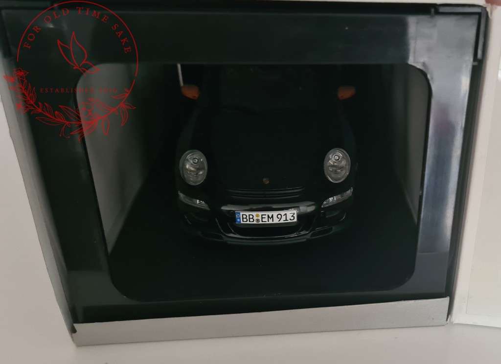 Porsche 911 GT3 RS Dealer Edition scale 1:18 Model by AutoArt -Never been displayed out of box