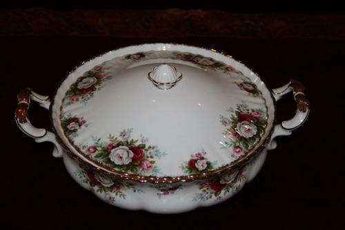 Royal  Albert  Celebration - Vegetable Dish with Lid