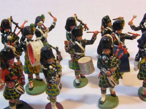 Lot of 18 Highlanders Band plastic figurine soldiers