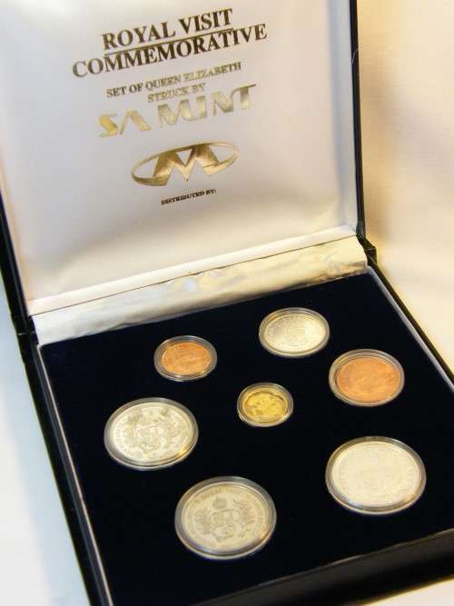 1995 Royal visit commemorative set of Queen Elizabeth with gold sovereign