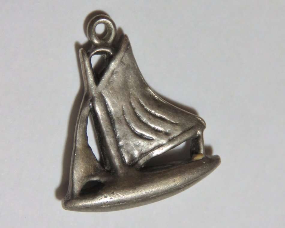 Silver sailboat charm - 6,8 grams