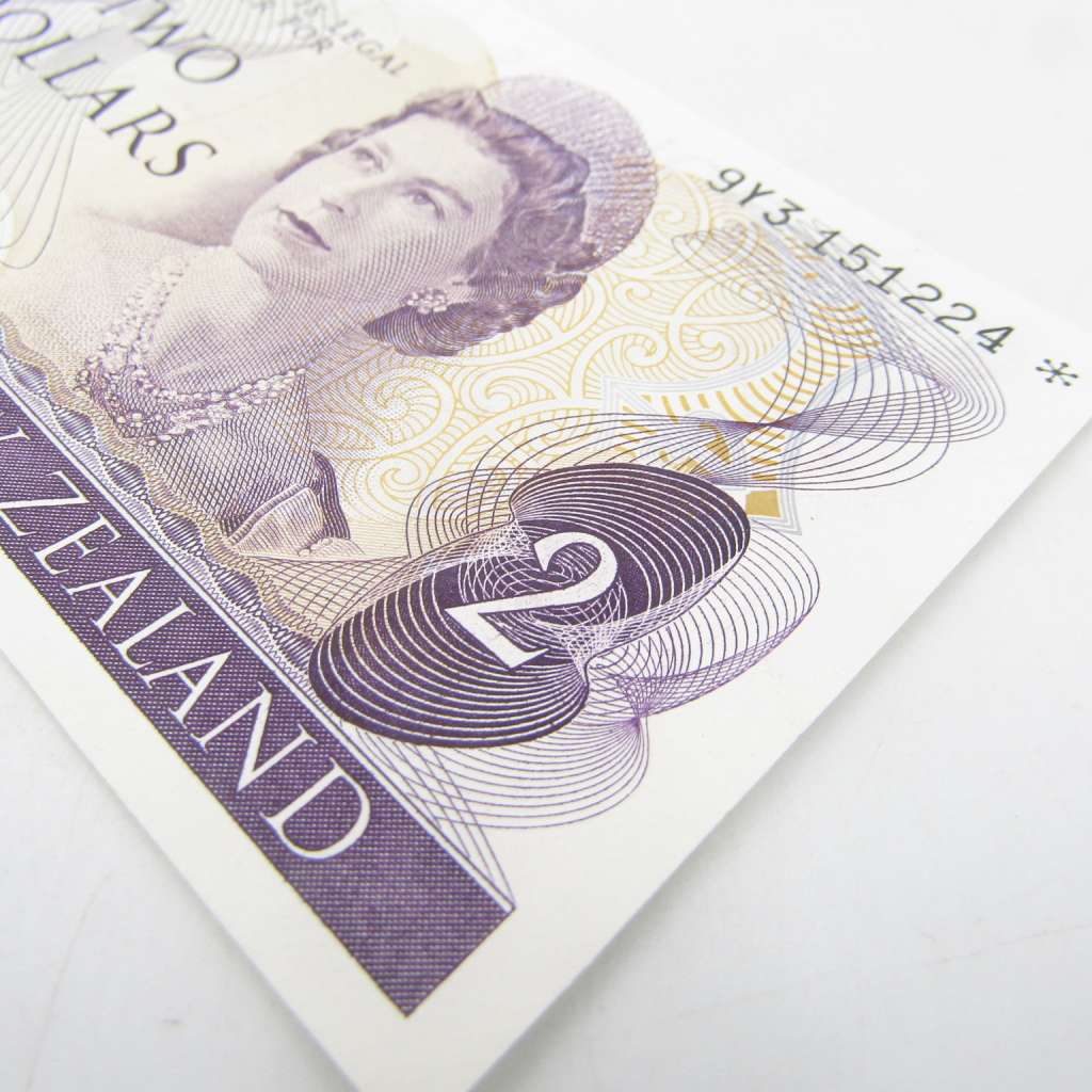 New Zealand 2 Dollars - 1977 to 1981 replacement note 9y3* AU condition
