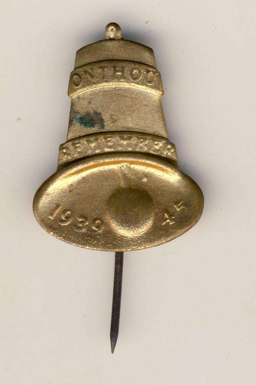 1939/1945 WW2 Victory Bell pin badge