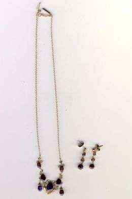 9Ct Gold necklace and earrings set - 9,6 grams total weight - with lovely garnets - as per scan