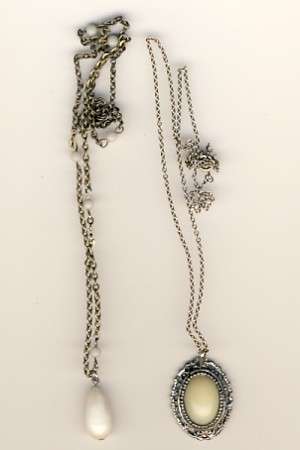 Lot of 2 costume jewelery necklaces as per scan