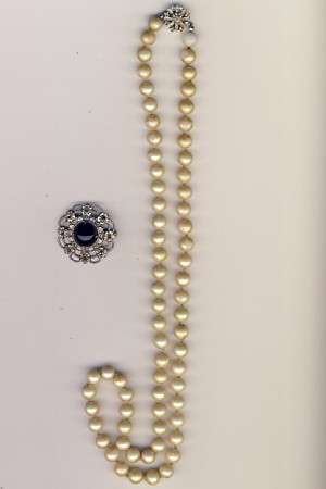 String of imitation pearls - vintage - as per scan Bonus - Brooch
