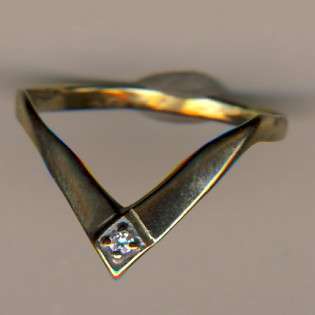 9kt gold ring with small diamonds