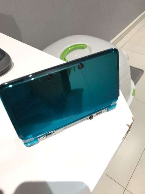 Nintendo 3ds Aqua Blue with 10 games and charging dock