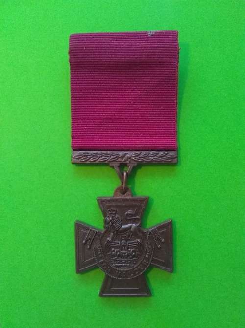 Great Britain - 1000 Flags Victoria cross medal fullsized replica made bronze plated pewter Q5030 .