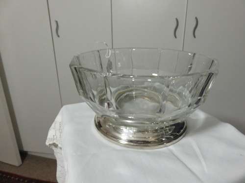 BEAUTIFUL GLASS BOWL ON SILVER METAL STAND