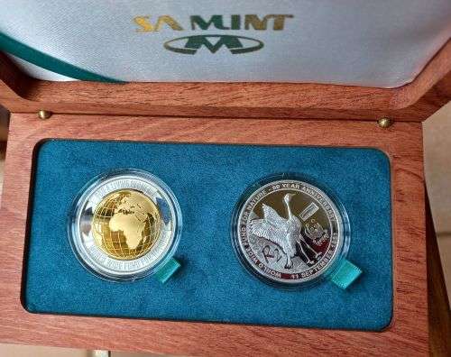 2011- 50TH Year Anniversary World Wide Fund Nature Launch Set. 1/2 oz Gold and R2 Silver Mintmark.
