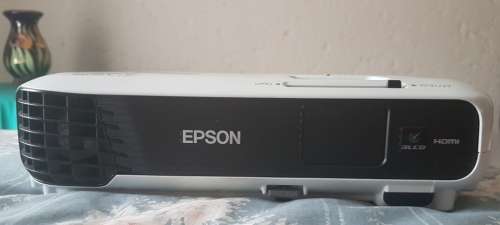 Epson EB-SO4 Projector