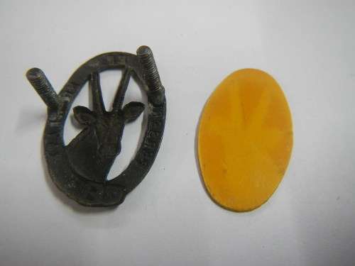 8 SA INFANTRY TRAINING UNIT CAP BADGE WORN ON YELLOW PLASTIC BACKING