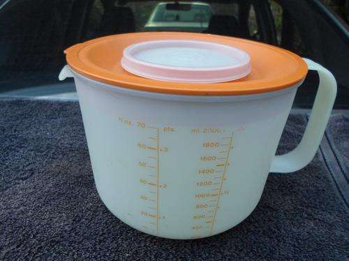 Tupperware Measuring and Mixing Bowl with Lid