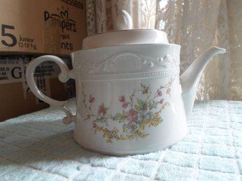 Stunning Huguenot Royale Tea Pot With Lid - Mint Condition