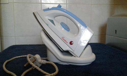 Condere iron on stand. Cordless.