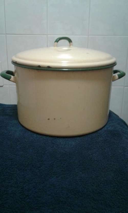 Vintage Extra Large Enamel Pot With Lid. SEE DESCRIPTION