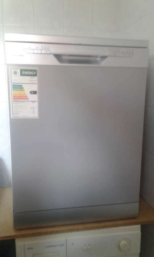 Russell Hobbs Dishwasher 12 Plate (Still under 4 year warranty)