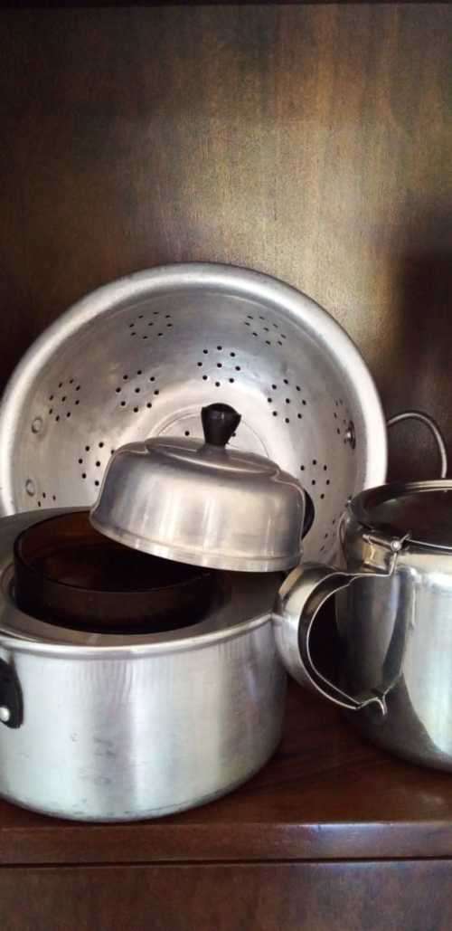 A Collection of 10 Vintage Kitchen Items (READ DESCRIPTION)