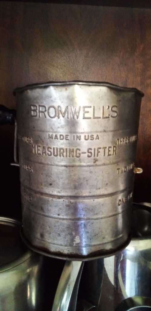 A Collection of 10 Vintage Kitchen Items (READ DESCRIPTION)