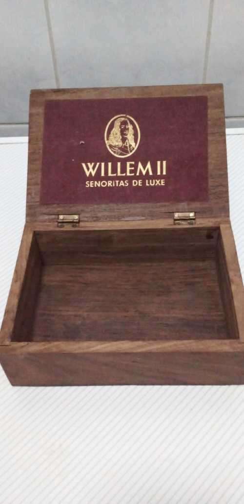 Willem II Senoritas Deluxe Wooden Cigar Box
