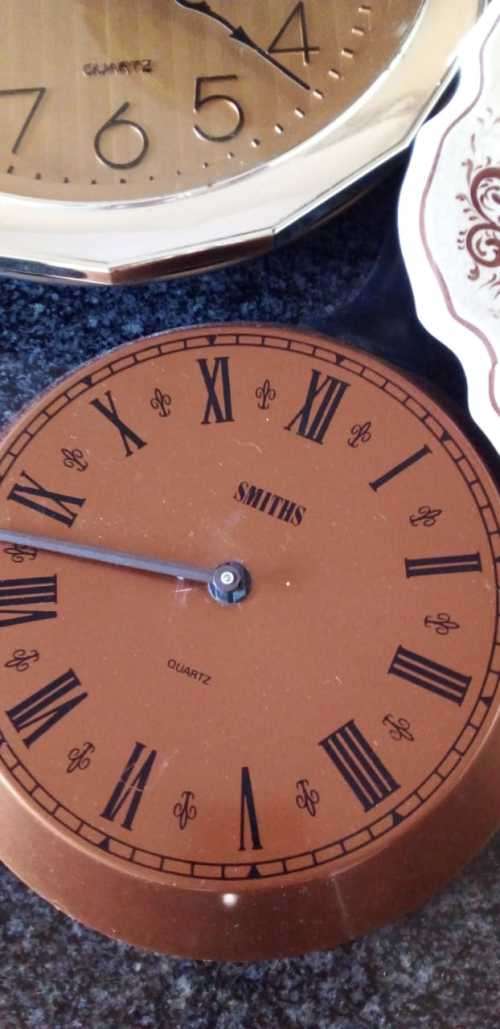 4 x Vintage Wall Clocks (READ DESCRIPTION)