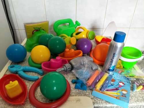 Collection of +- 23 Bath Toys, Bath Crayons and Blue Bath Foam