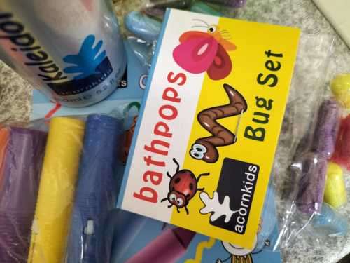 Collection of +- 23 Bath Toys, Bath Crayons and Blue Bath Foam