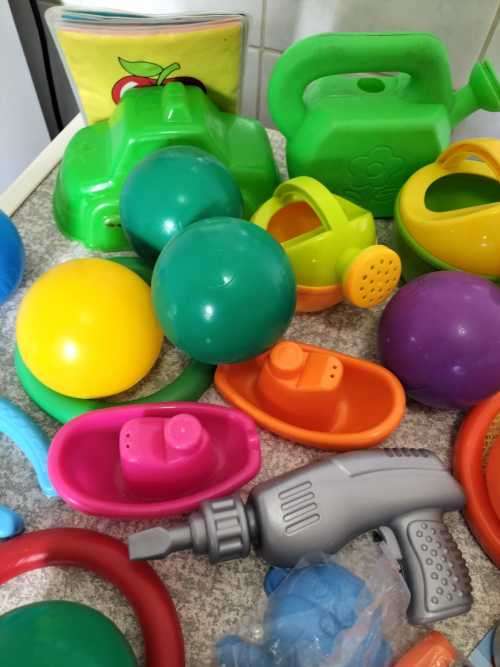 Collection of +- 23 Bath Toys, Bath Crayons and Blue Bath Foam