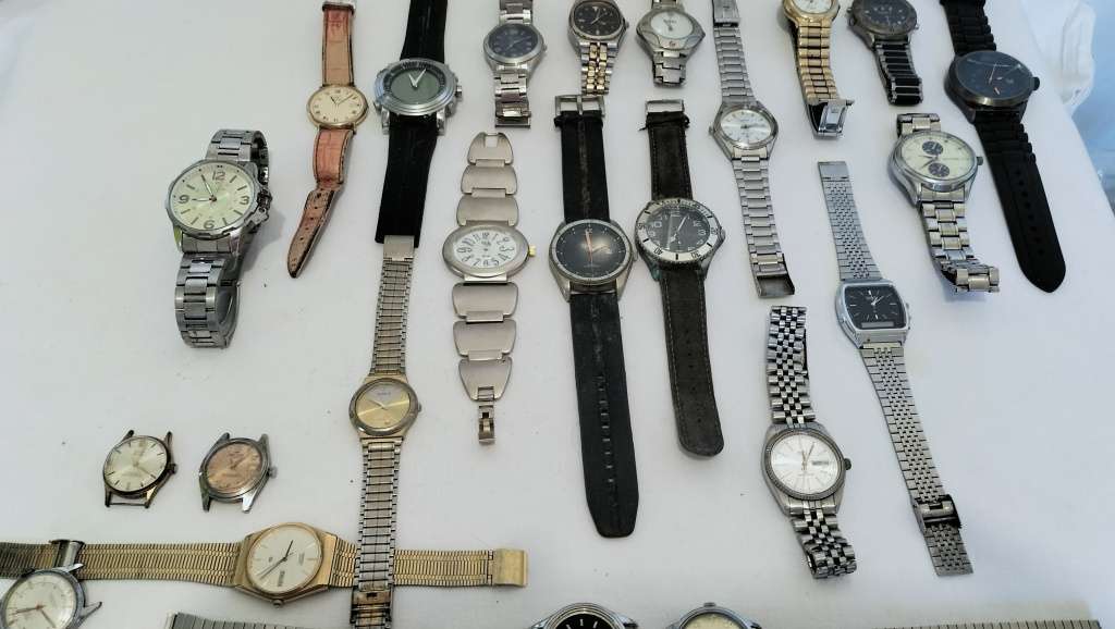 A Collection of 23 Men`s Watches. READ DESCRIPTION