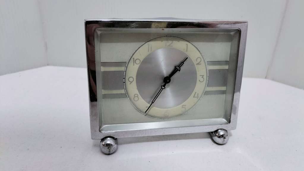 A Vintage Wind up Desk Clock (not working)