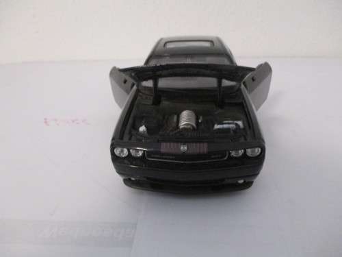 1/24 SCALE MAISTO DIE CAST DODGE CHALENGER SRT (MIRRORS MISSING)