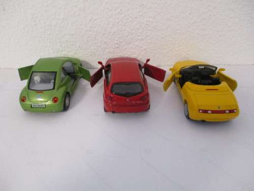 1/32 SCALE DIE CAST CARS BEETLE(KINSMART) AND 2X ALFAS