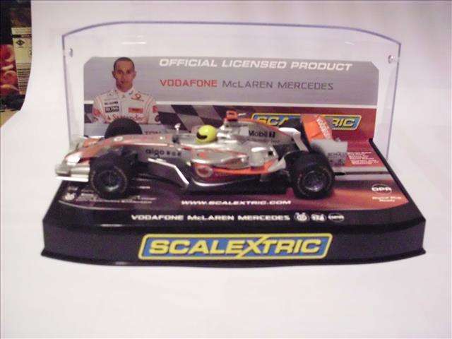 1:32 SCALE SLOT CAR = SCALEXTRIC McLAREN MP4-21 LEWIS HAMILTON - LIKE NEW