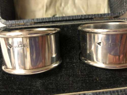 2 X SOLID SILVER NAPKIN/SERVIETTE RINGS HALLMARKED  BIRMINGHAM c1925 IN ORIGINAL BOX
