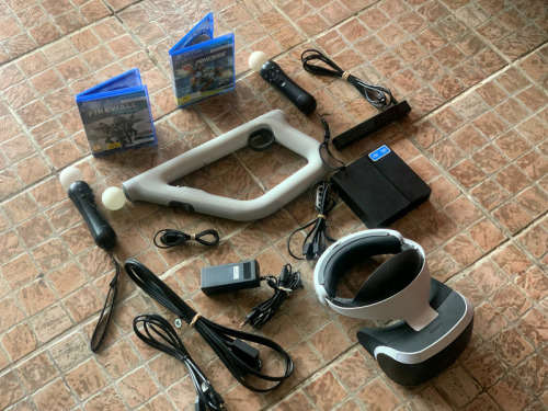 PSVR Set with 2 games and Controllers