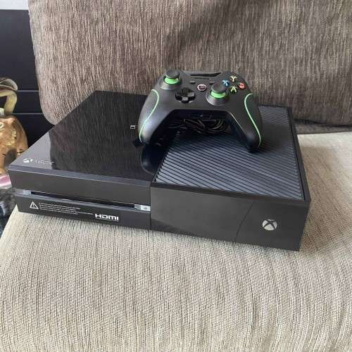 Xbox one 500GB and 1 controller & FIFA 2017