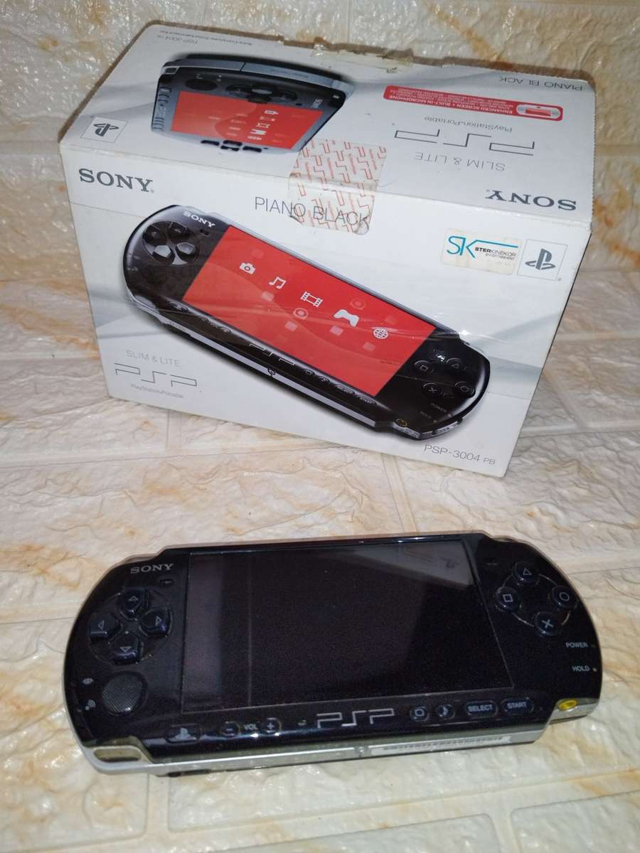 Psp 3004 with 2 games and new 3600mah battery