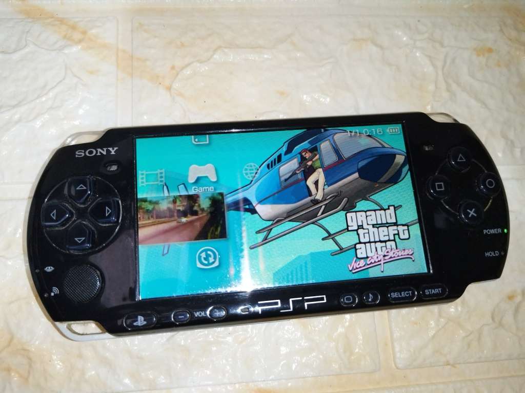 Psp 3004 with 2 games and new 3600mah battery