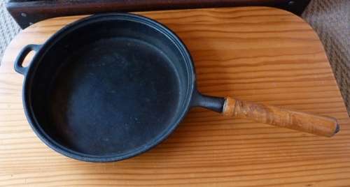 Vintage Cast iron pan with handle