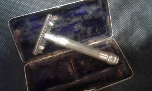 Vintage - Shaving razor " Gillette" in silver plated container
