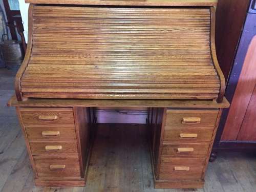 Oak Rolltop Desk: Restored in good condition ( 127 x 132 x 80 cm )