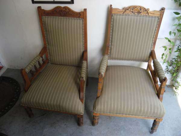 EDWARDIAN CHAIRS: PAIR OF ARMCHAIRS IN GOOD CONDITION CIRCA 1900