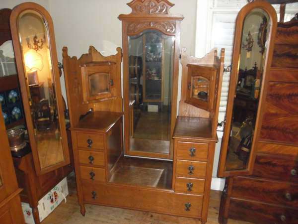 OAK BATWING DRESSING TABLE IN VERY GOOD ORIGINAL CONDITION