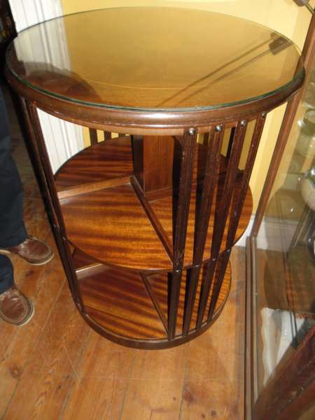 MAHOGANY REVOLVING BOOKCASE ON CASTORS ( 81 X 50 CM)