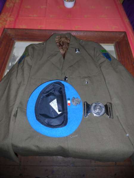 BERET, STEPOUTBLAZER AND BUCKLE LEERGIMNASIUM