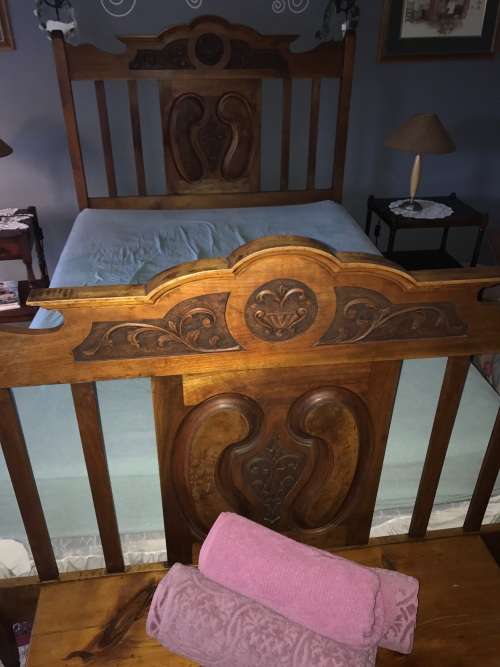 Beautiful  Victorian Walnut Doublebed circa 1890 in good condition on original castors