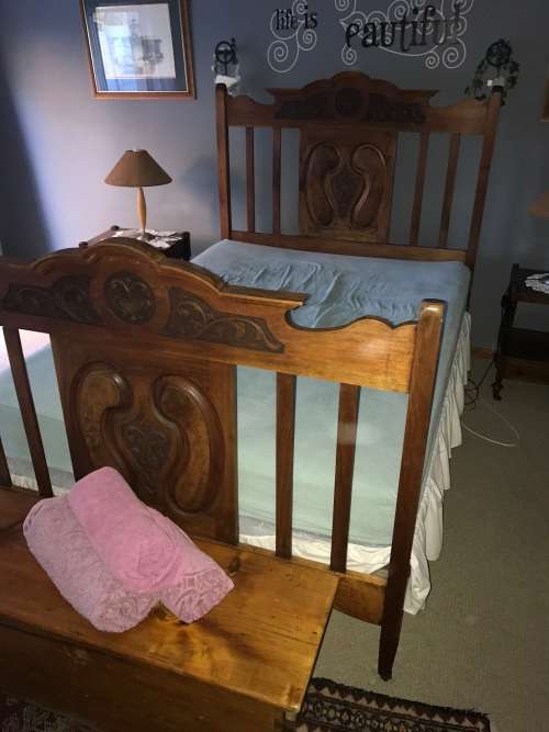 Beautiful  Victorian Walnut Doublebed circa 1890 in good condition on original castors